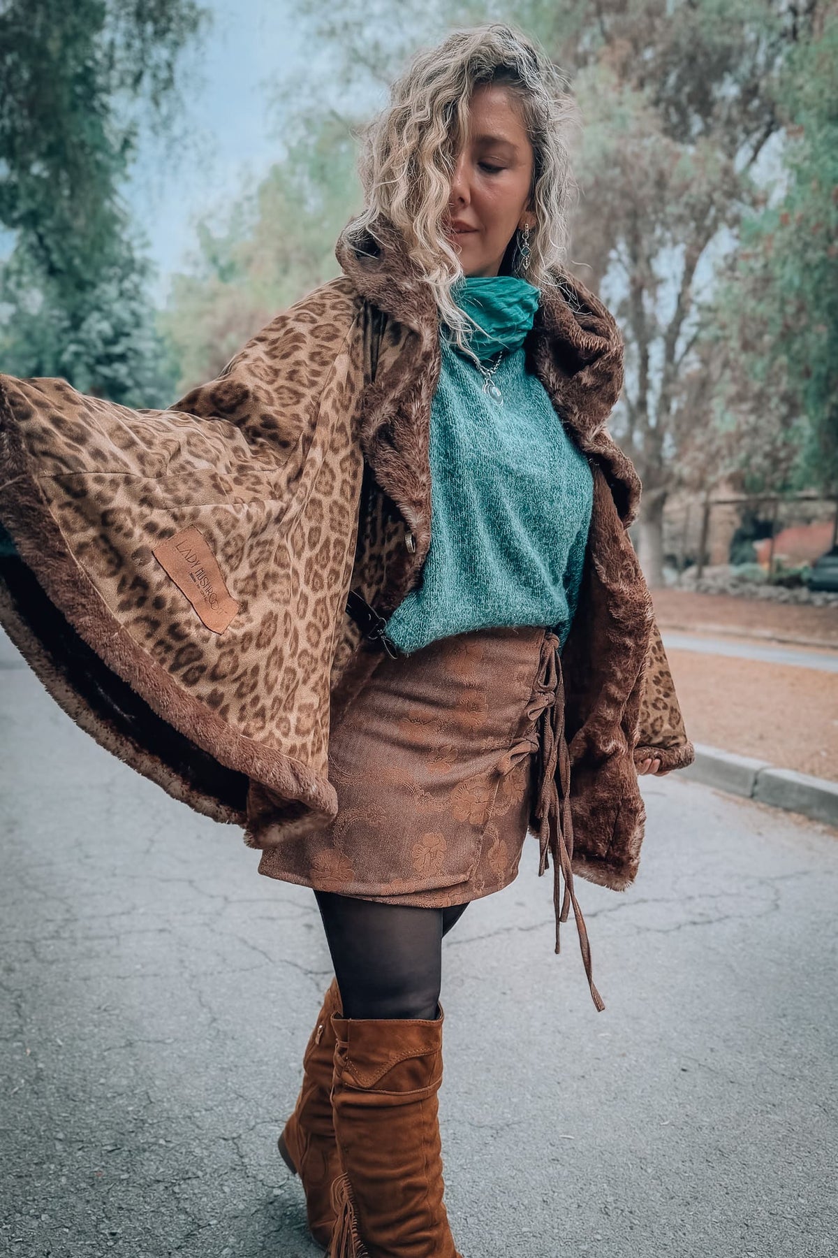 Poncho Queen / ICONIC