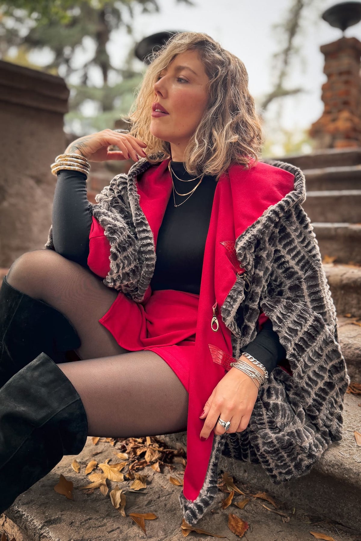 Poncho Red Queen • ICONIC