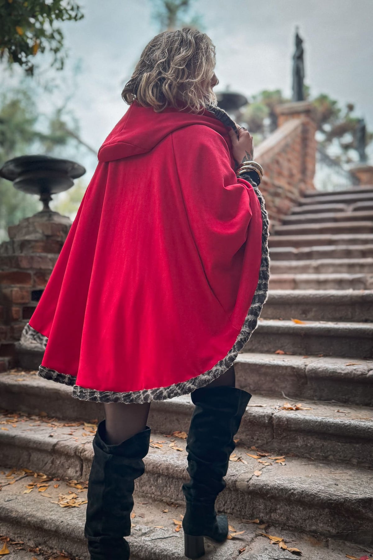 Poncho Red Queen • ICONIC