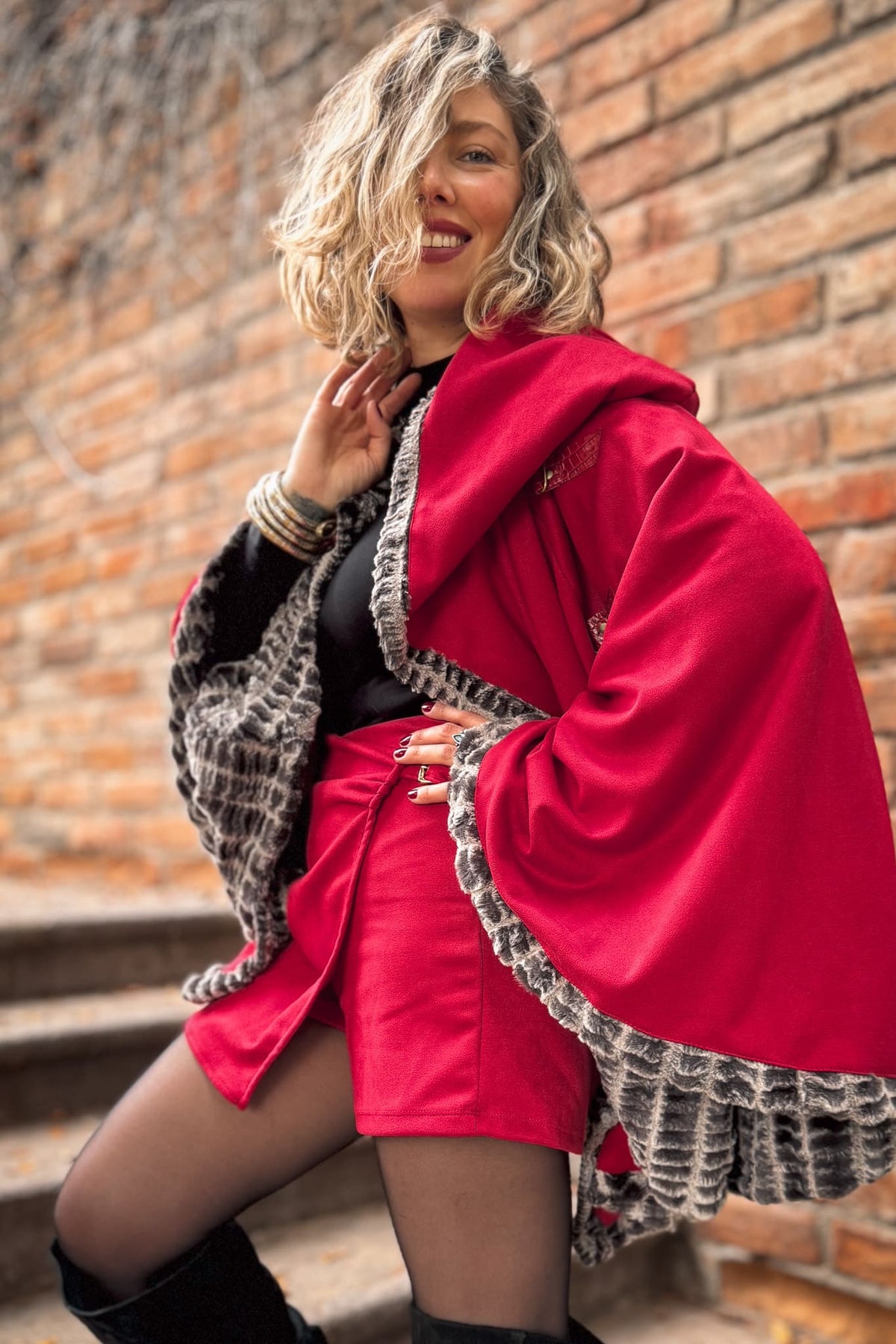 Poncho Red Queen • ICONIC