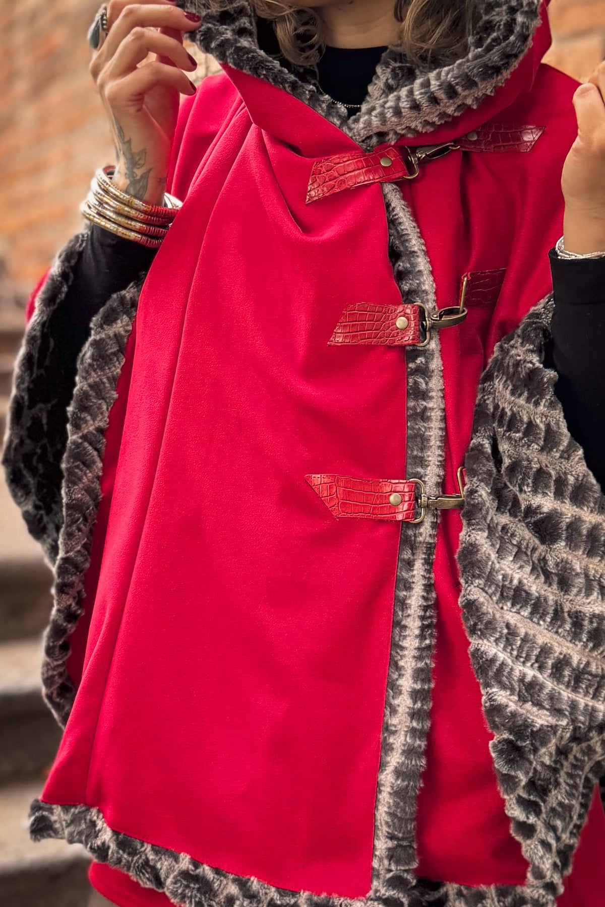 Poncho Red Queen • ICONIC