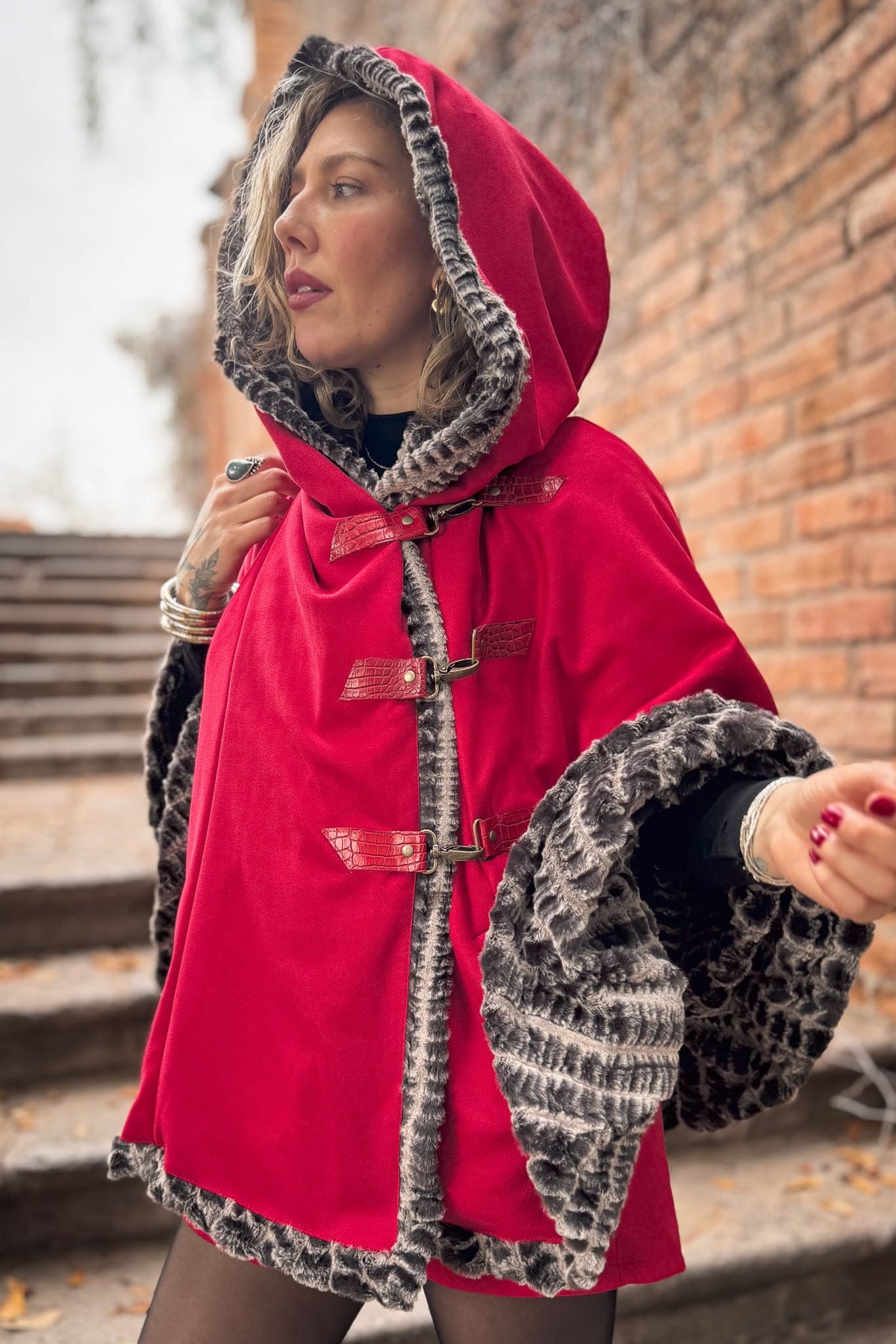 Poncho Red Queen • ICONIC