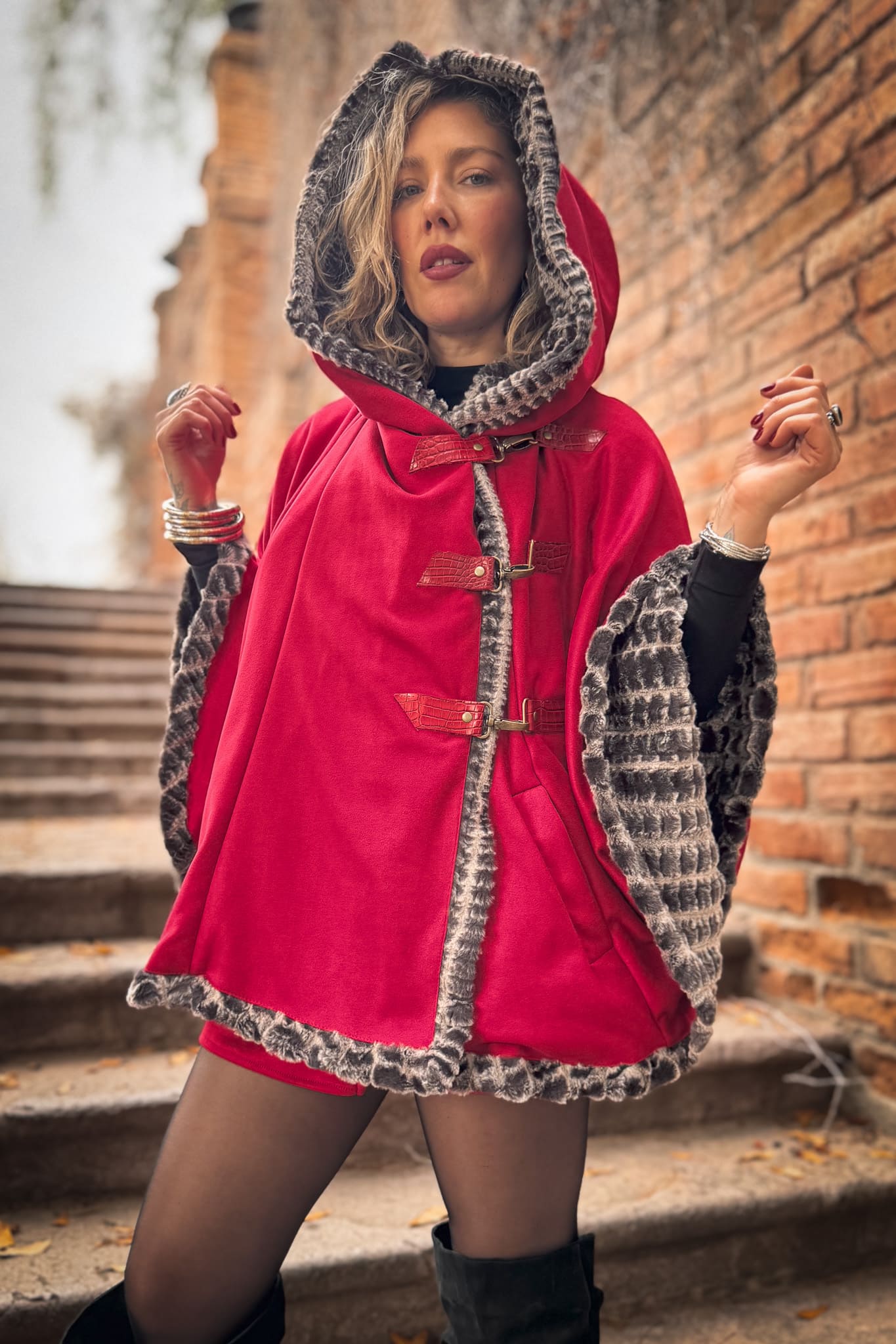 Poncho RED QUEEN / ICONIC