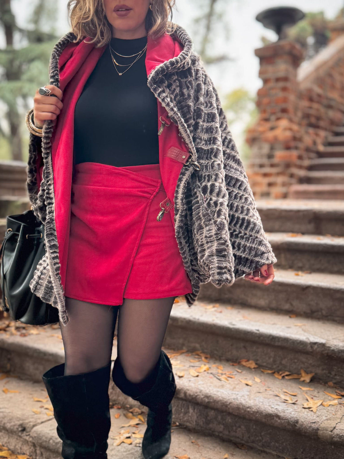 Poncho Red Queen • ICONIC