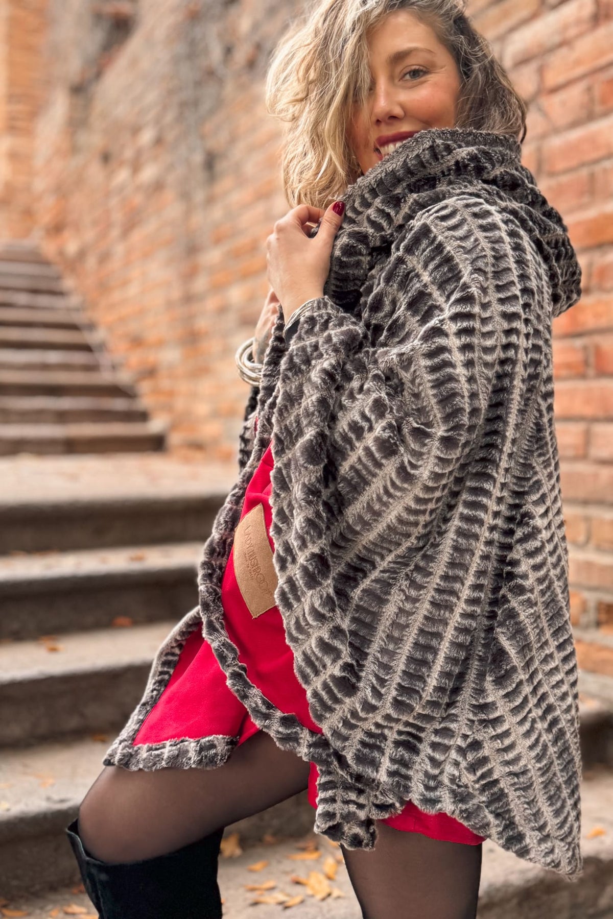 Poncho Red Queen • ICONIC