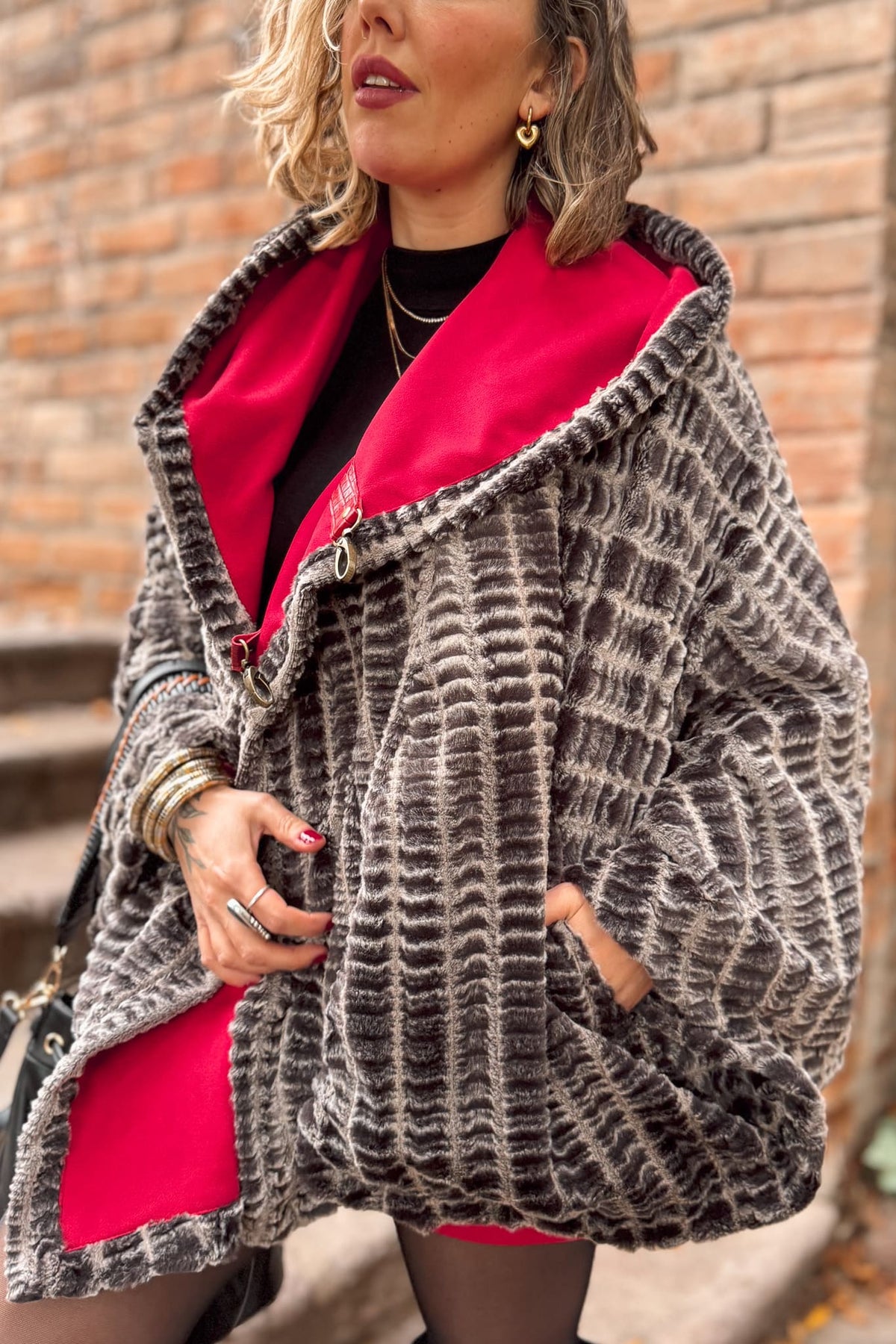 Poncho Red Queen • ICONIC