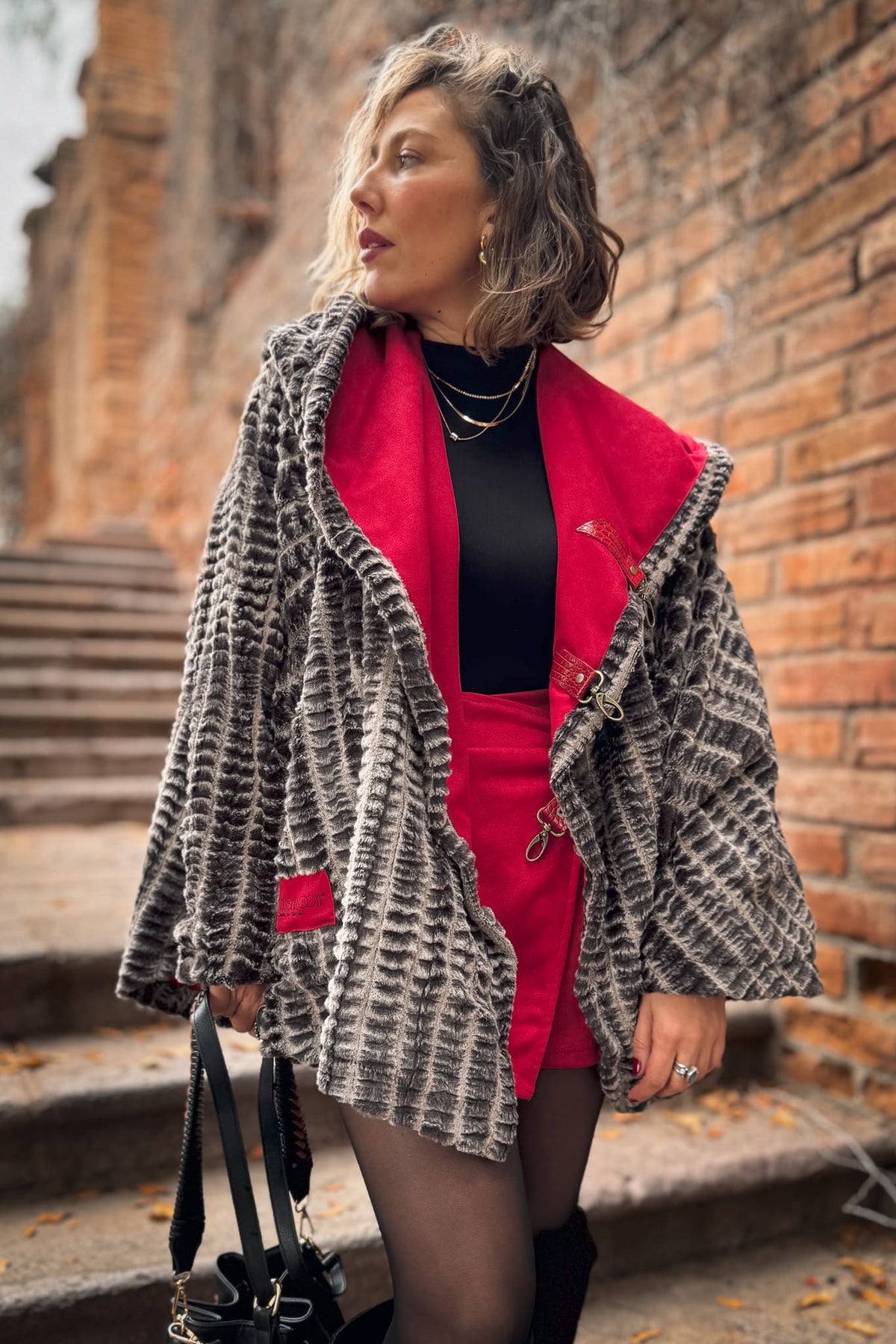 Poncho Red Queen • ICONIC