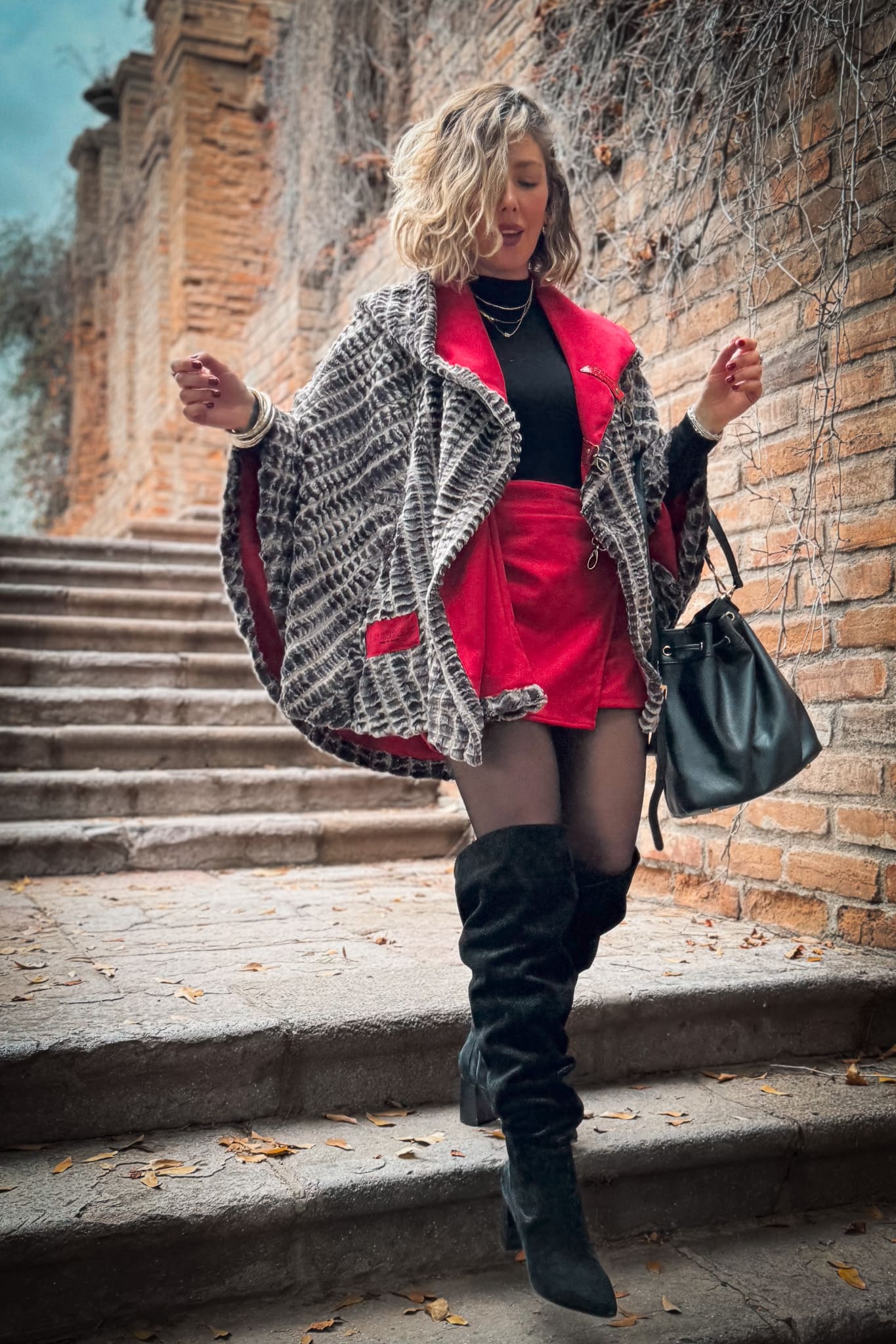 Poncho Red Queen • ICONIC