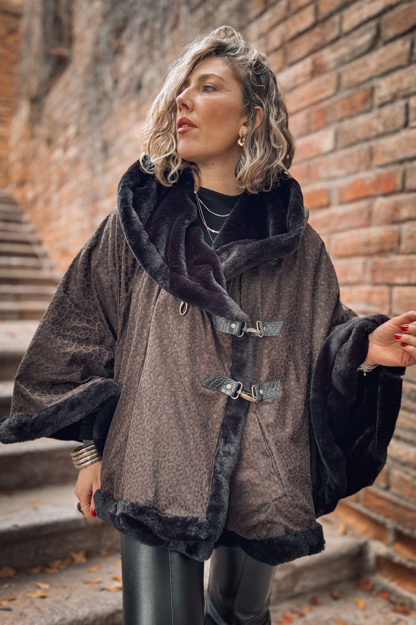 Poncho Luna nueva / Queen ICONIC