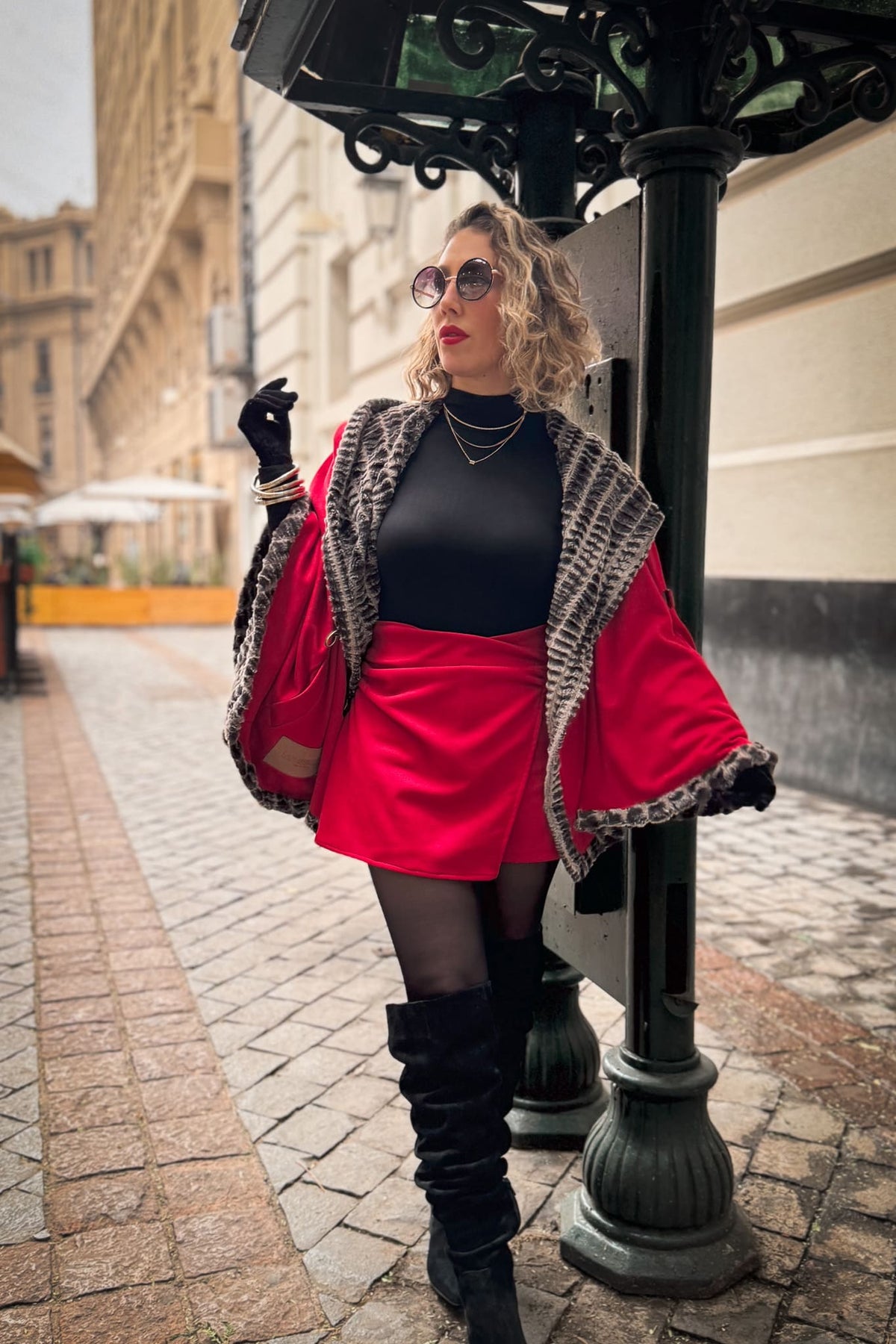 Poncho Red Queen • ICONIC