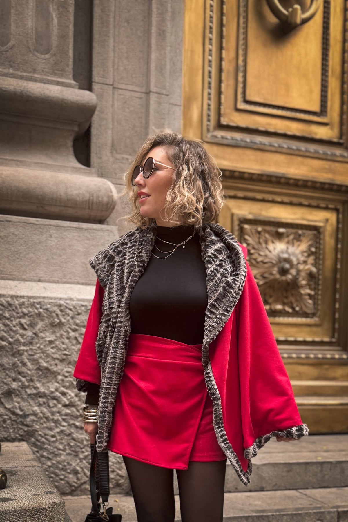 Poncho Red Queen • ICONIC