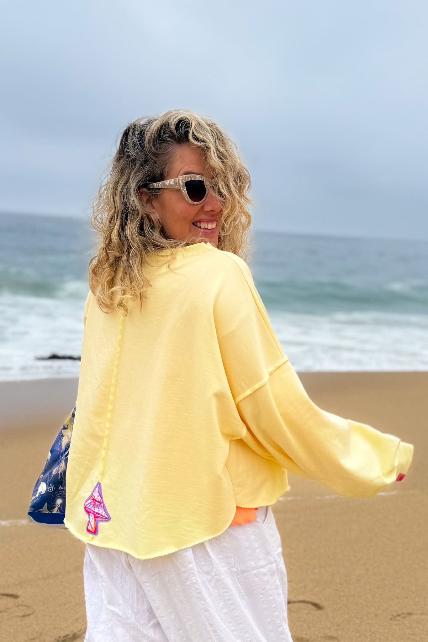 Poleron Pura vida / Peace & Hope amarillo (Preventa)